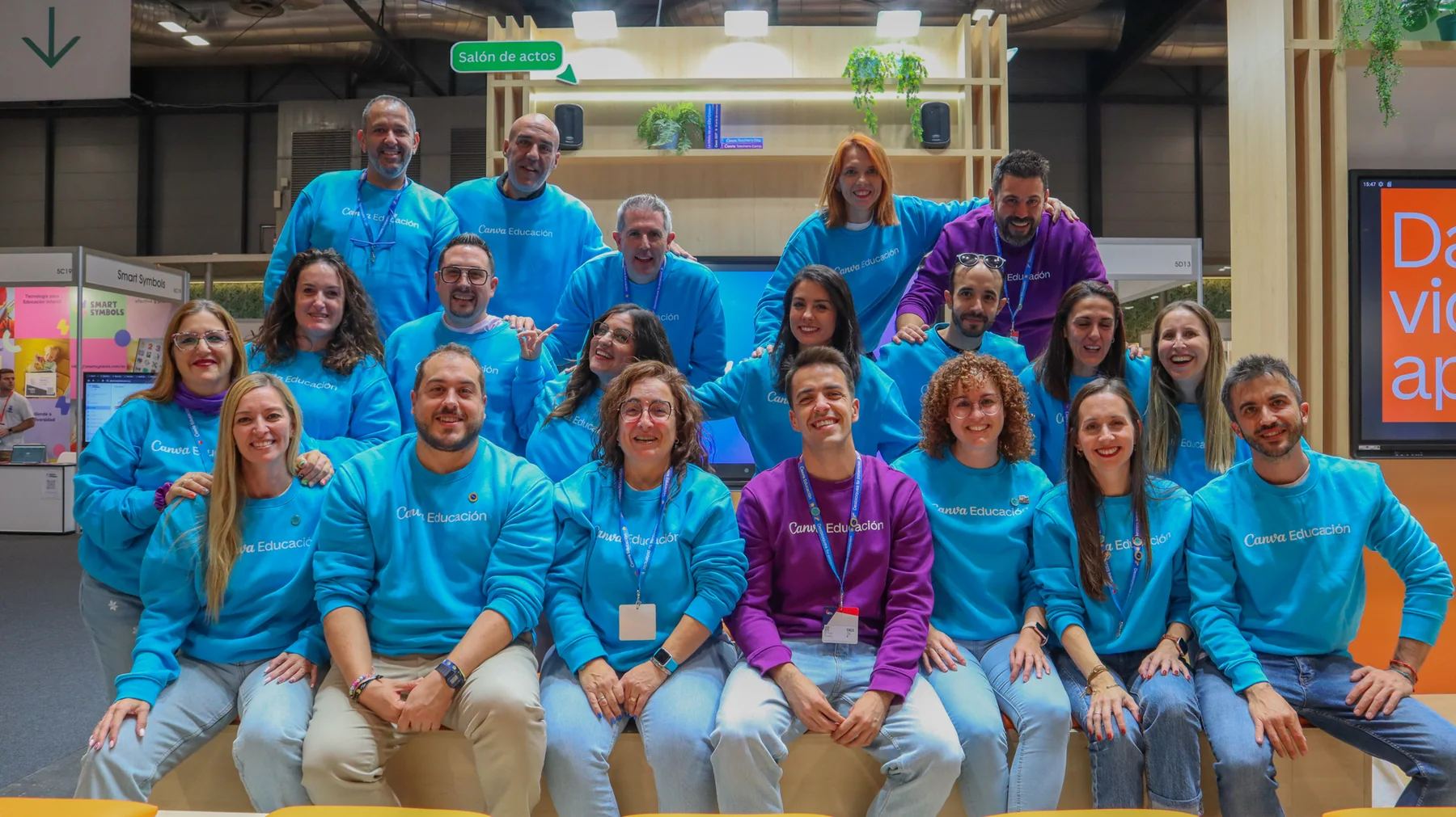 Alejandra Fernández junto al equipo de Canvassadors en SIMO Educación 2025
