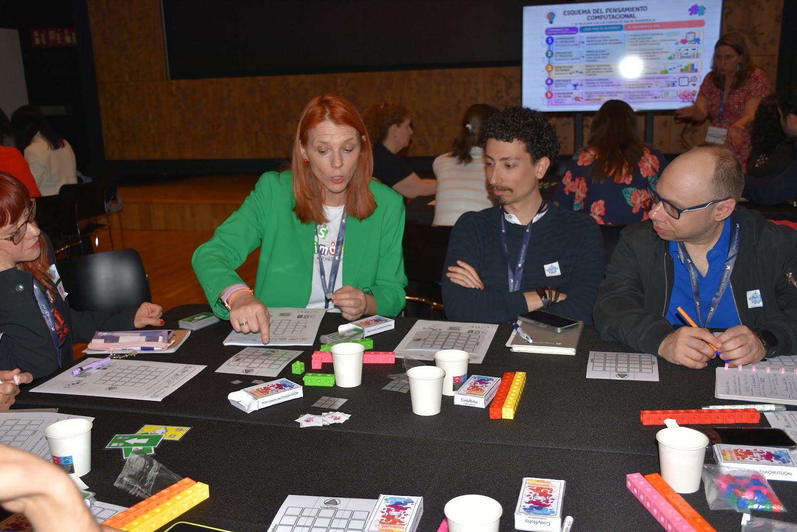 Alejandra Fernández explica una actividad con material manipulativo durante una formación docente