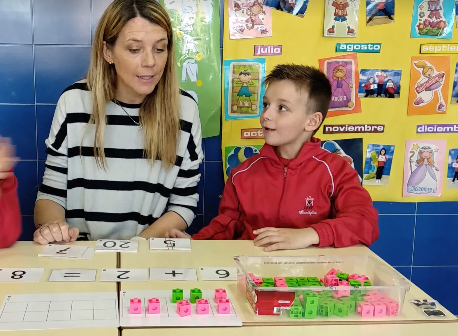 Alejandra trabaja el Método Singapur con un niño y material manipulativo en el aula