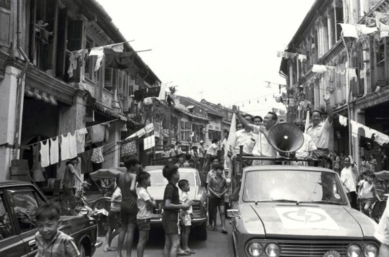 Imagen histórica de las calles de Singapur en los años de su independencia