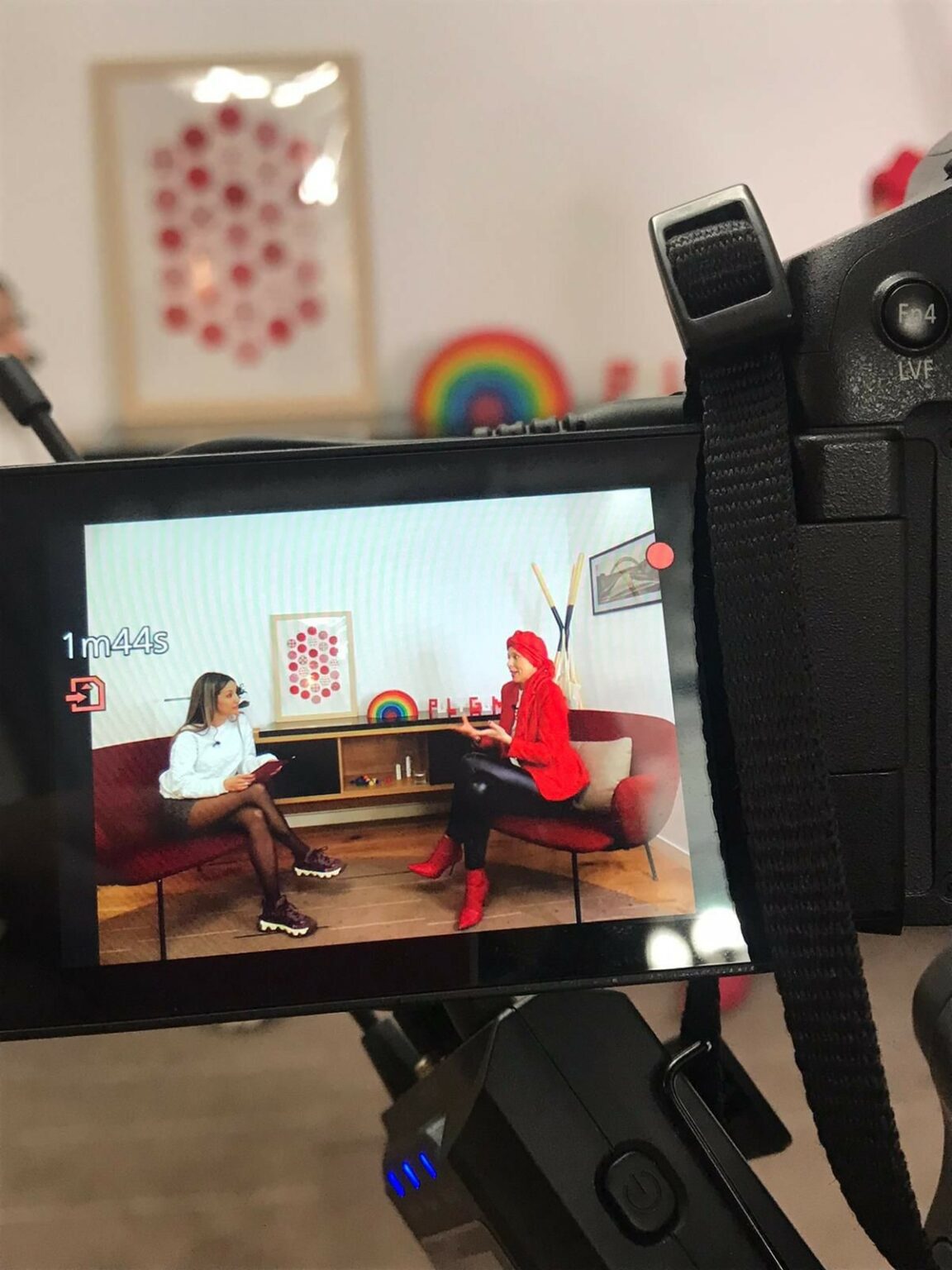 Alejandra Fernández durante una entrevista sobre CuentaMates