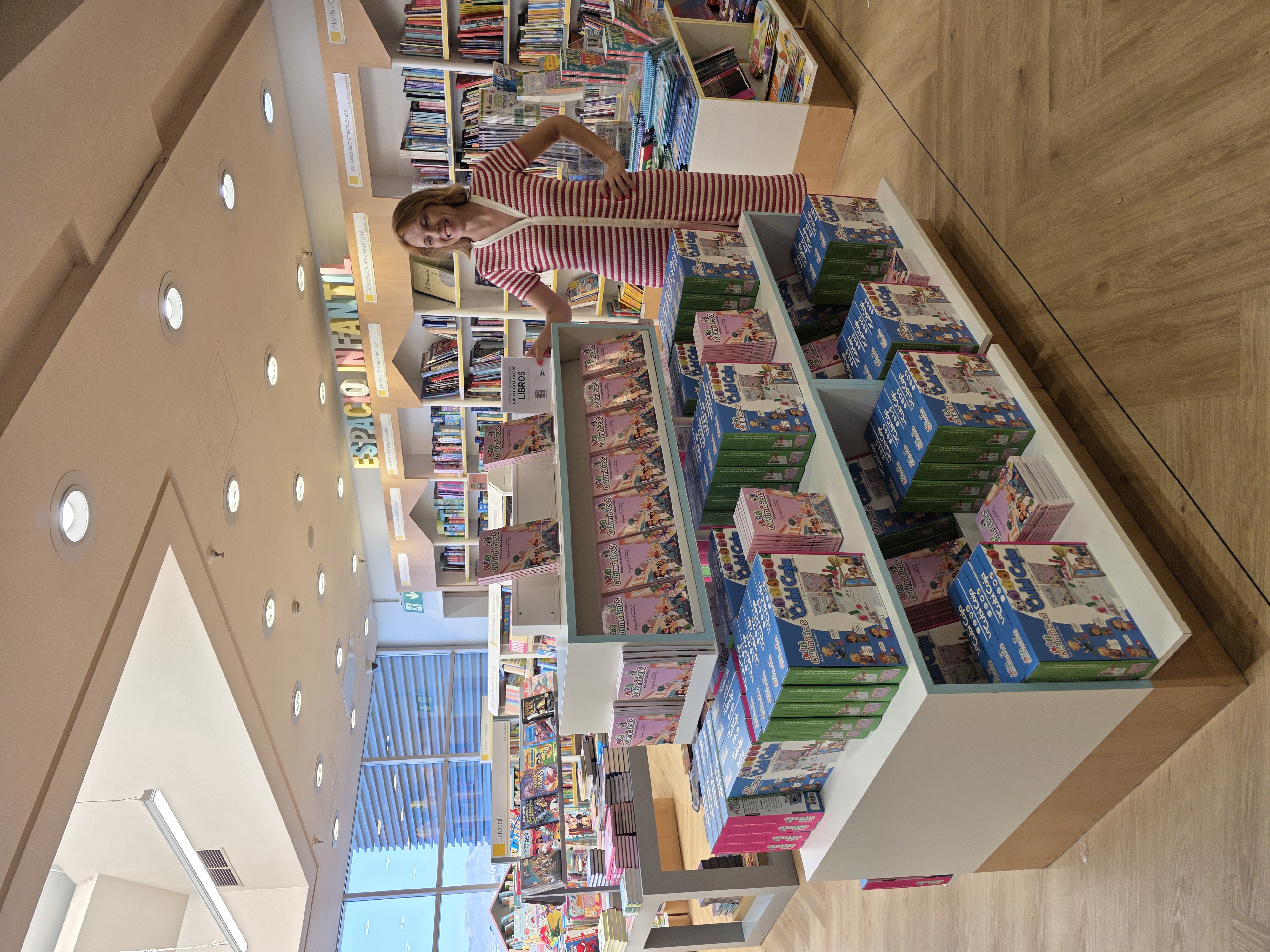 Alejandra junto a Los Cubimáticos en una librería