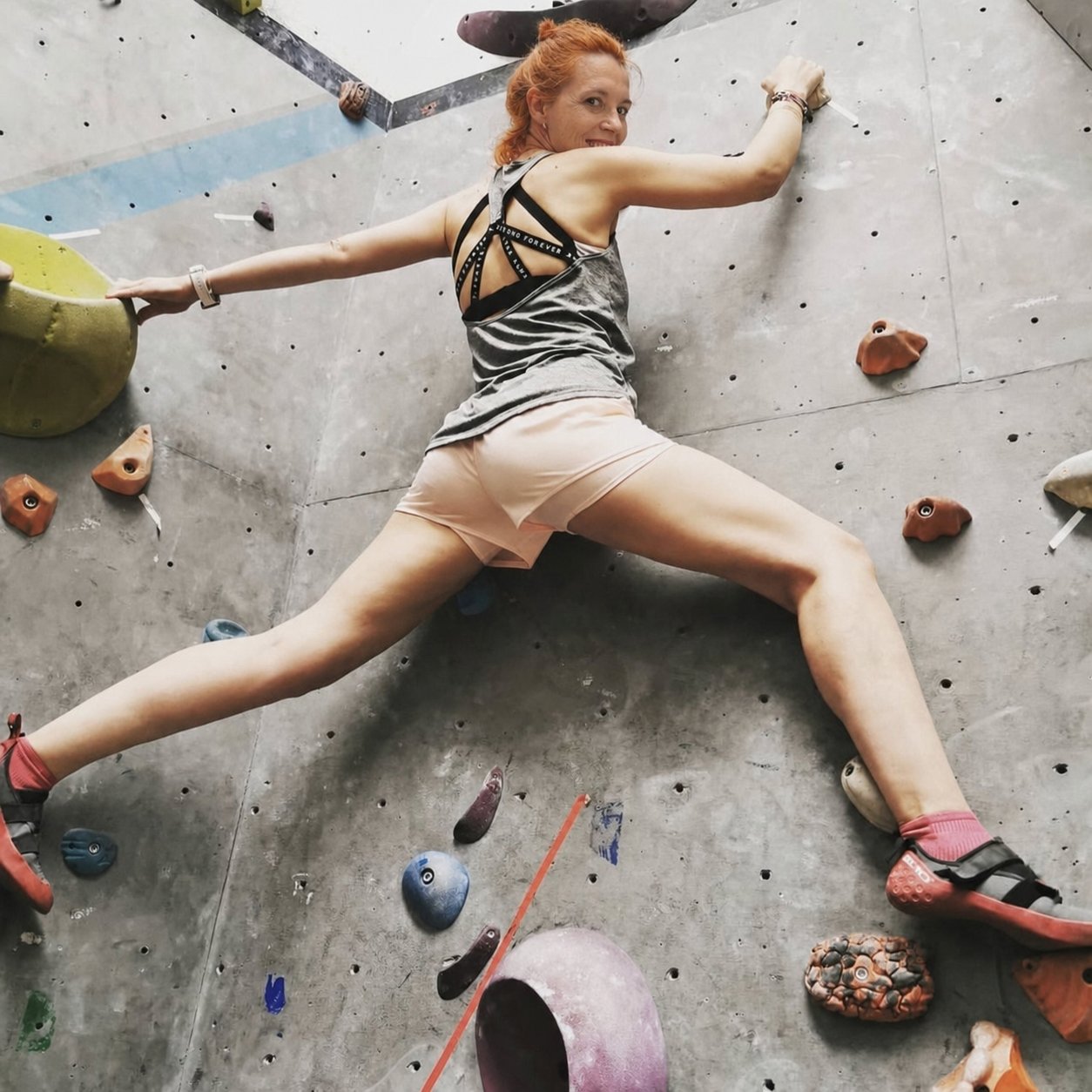 Alejandra practicando escalada