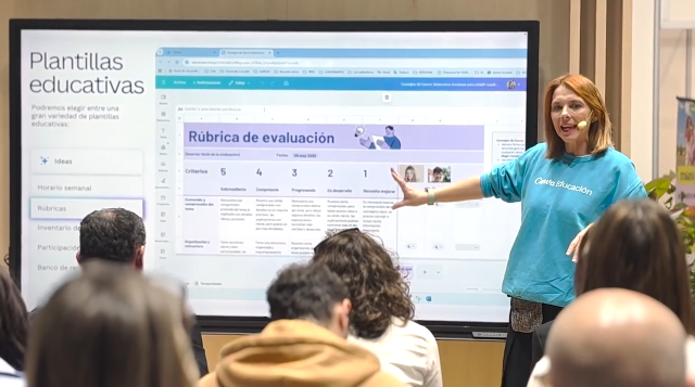 Alejandra Fernández explica Canva Sheets durante una formación para docentes