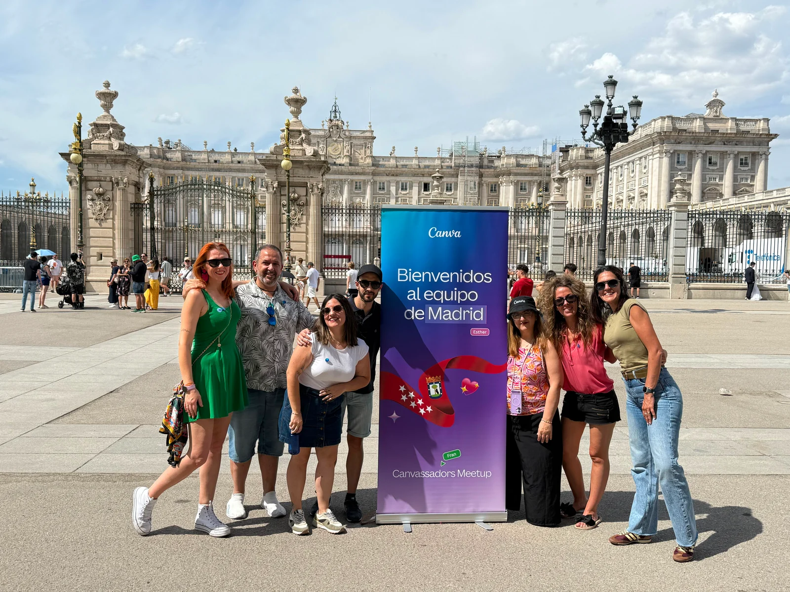 Canvassadors de Madrid junto al Palacio Real durante su recorrido por la ciudad
