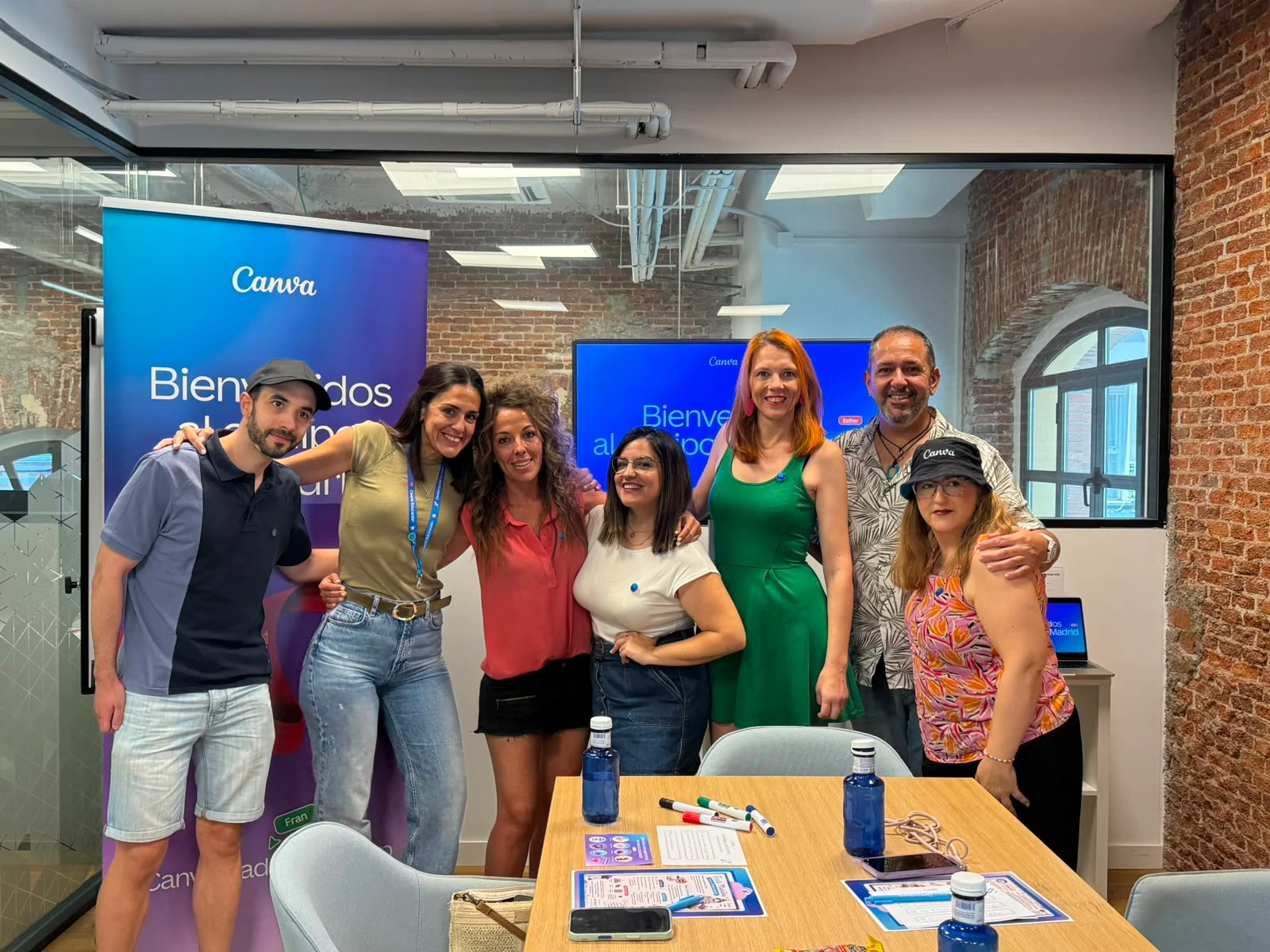 Alejandra Fernández con la comunidad de Canvassadors de Madrid reunida en Space Río